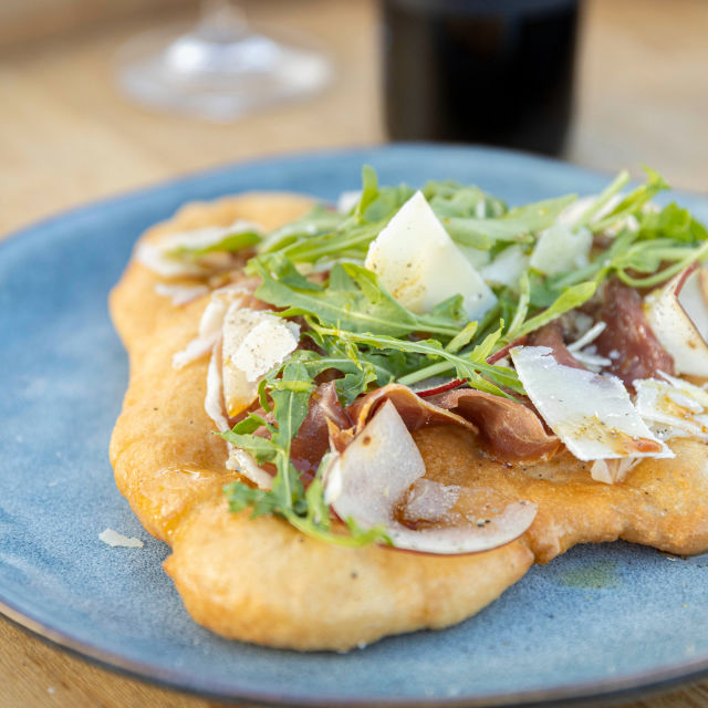 Pizzette s kruškom, pršutom i rukolom