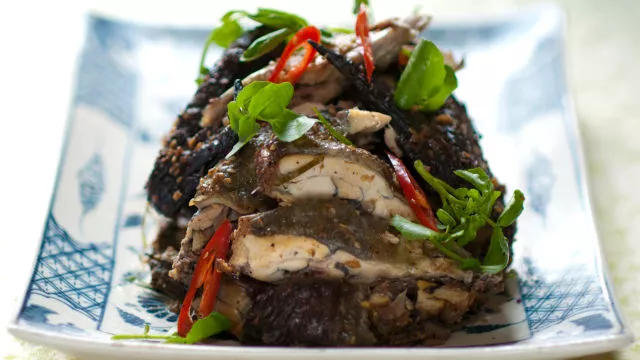 Crno sapsko pile u galangalu na žaru (ga den nuong rieng)