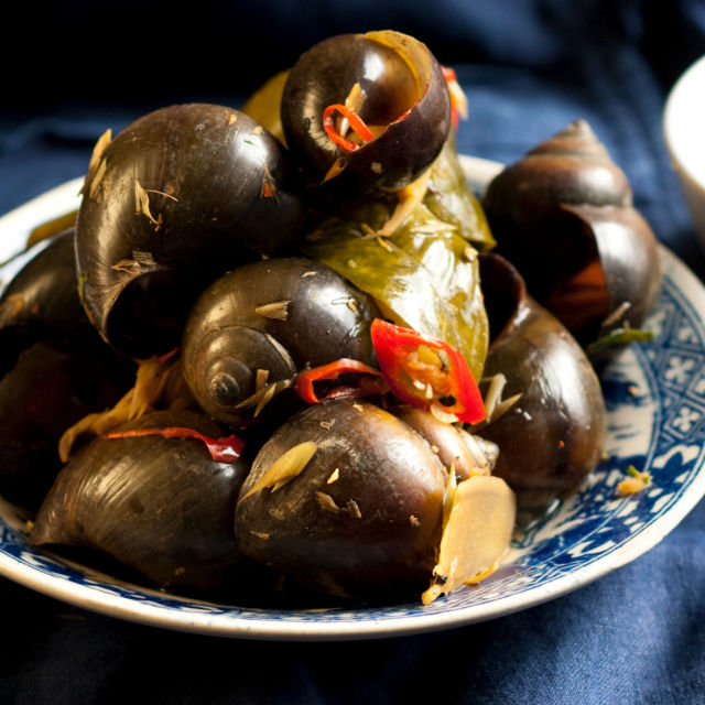 Ninbinški puževi u limunskoj travi i čiliju (oc luoc xa)