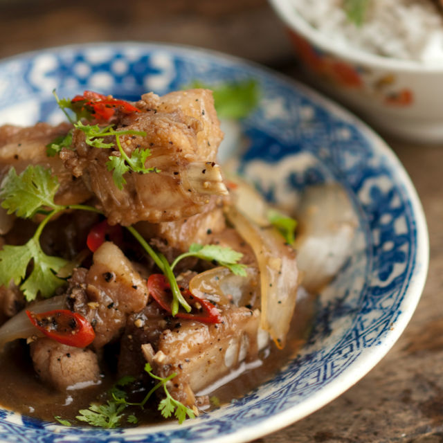 Svinjska rebarca u soku mladog kokosa (suon ram man)