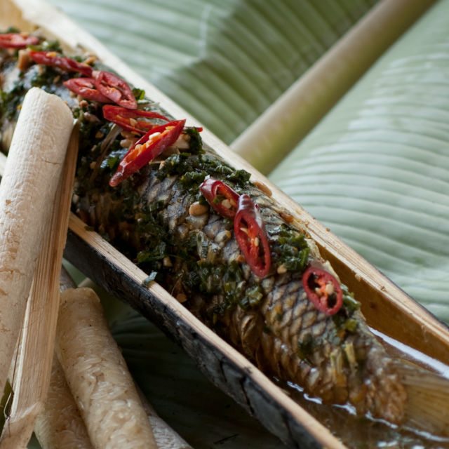 Šaran kuhan u bambusu (ca nuong tre)