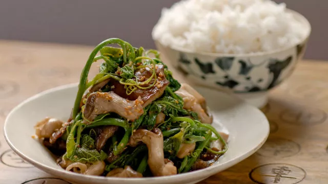 Brzo zapržene divlje gljive šitake s listovima čajota (nam xao la su su)