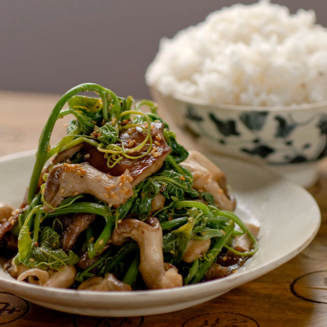 Brzo zapržene divlje gljive šitake s listovima čajota (nam xao la su su)