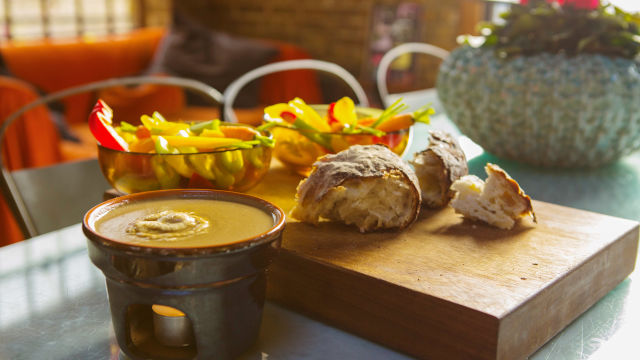 Bagna Cauda (vrući umak od inćuna i češnjaka)