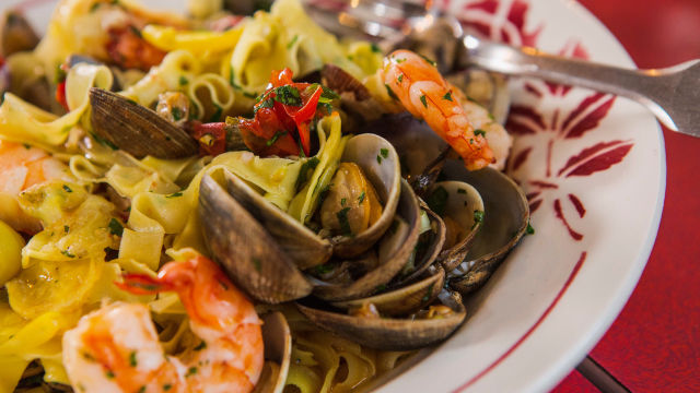 Svježa pašteta od šafrana sa školjkama i kozicama