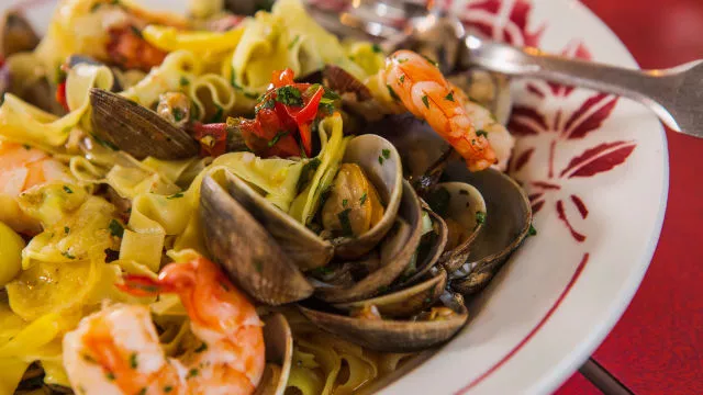 Svježa pašteta od šafrana sa školjkama i kozicama