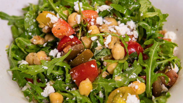 Salata od limuna, slanutka, rajčice i kozjeg sira