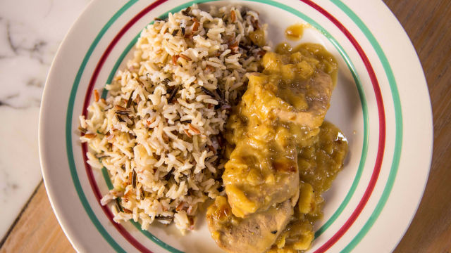 Svinjeći medaljoni s jabukom, lukom i jabukovačom