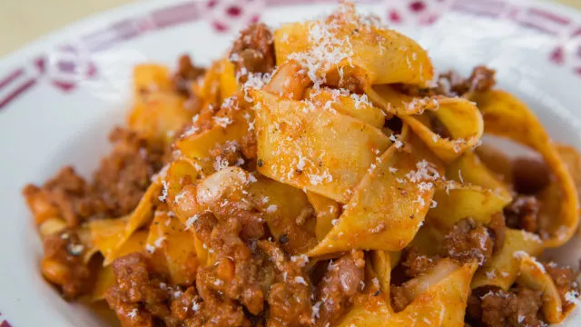 Špageti bolognese s grahom