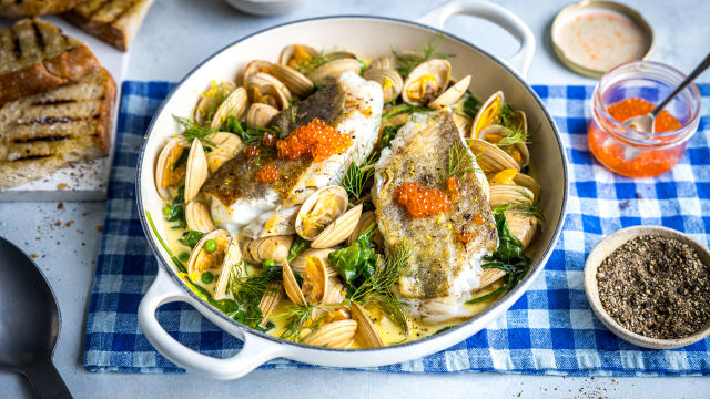 Riba i školjke s kremastim graškom i špinatom