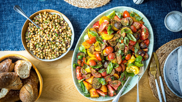 Salata od slanutka s ljubičastim lukom, peršinom i tostiranim kuminom
