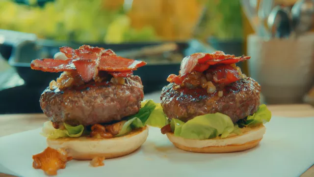 Hamburger od dimljene patke s lisičkama