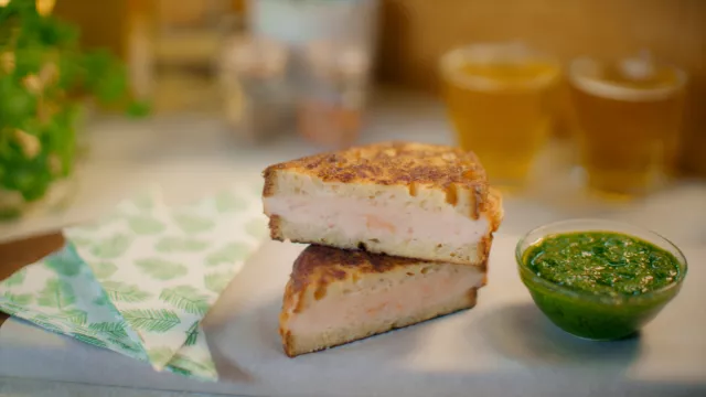 Tost od kozica s pestom od oraha, čilija i korijandera