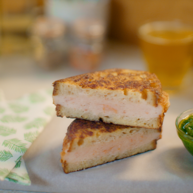 Tost od kozica s pestom od oraha, čilija i korijandera