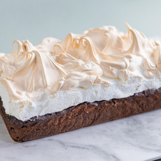 Čokoladna torta s datuljama i puslicama