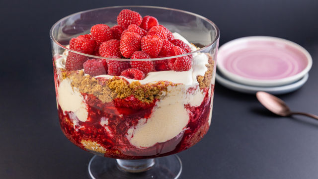 Trifle s malinama i sladoledom od bijele čoklade