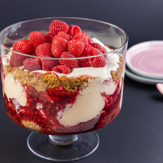 Trifle s malinama i sladoledom od bijele čoklade