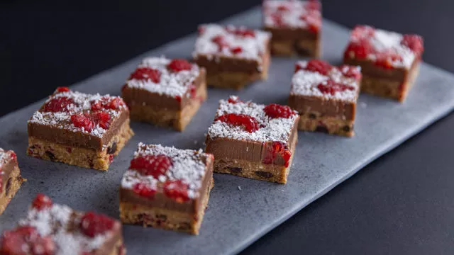 Čokoladni kolač s malinom i kokosom