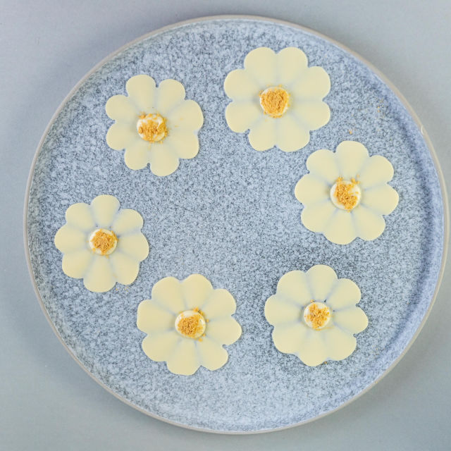 Cvjetovi od bijele čokolade i marakuje