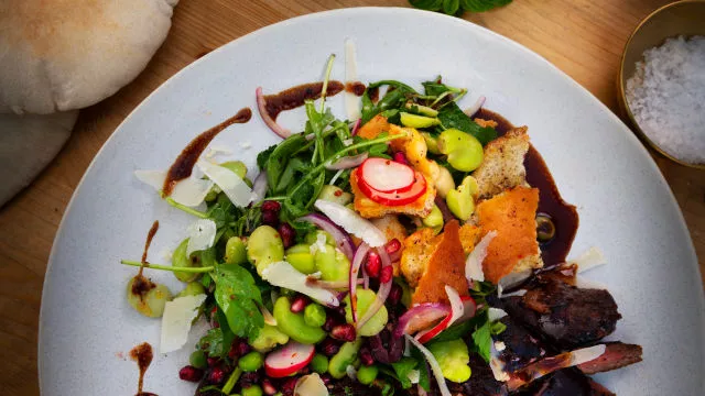 Goveđa tagliata u balzamičnom octu i naru sa salatom fattoush na malteški