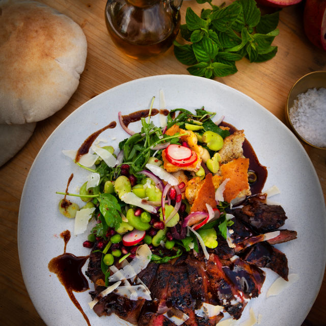 Goveđa tagliata u balzamičnom octu i naru sa salatom fattoush na malteški
