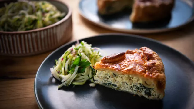 Malteška pita od ricotte, špinata i pinjola sa salatom od korabice