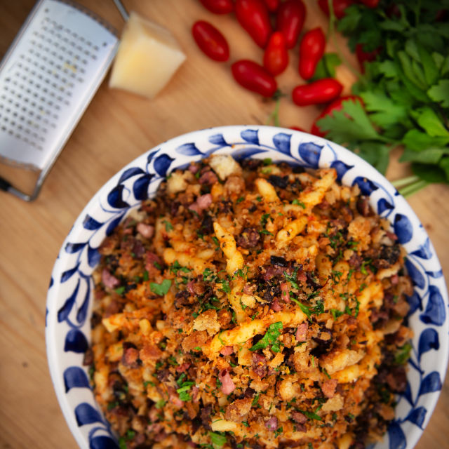 Tjestenina alla trapenese s mollicom od crnih maslina