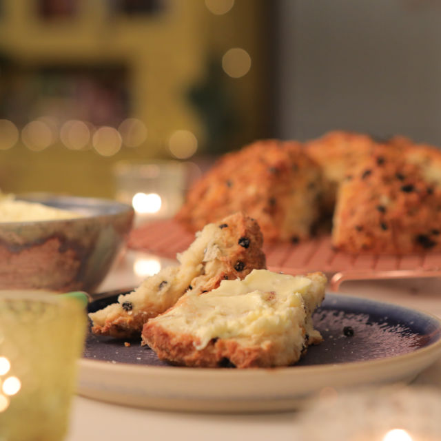 Kruh sa suhim voćem