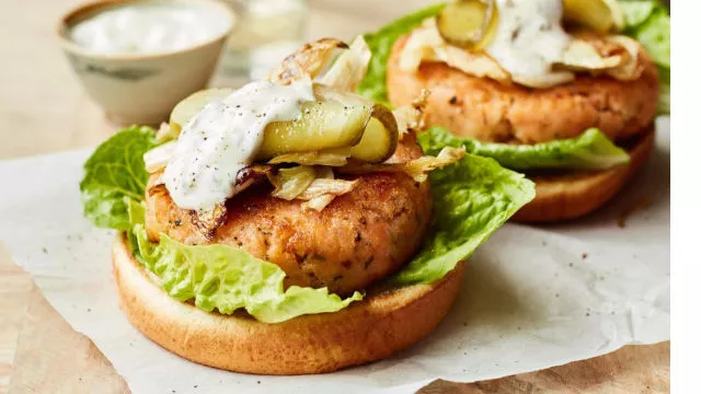 Burger od lososa i kopra s majonezom od limuna i kapry