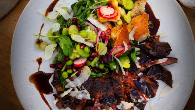 GOVEĐA TAGLIATA U BALZAMIČNOM OCTU I NARU SA SALATOM FATTOUSH NA MALTEŠKI