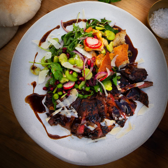 GOVEĐA TAGLIATA U BALZAMIČNOM OCTU I NARU SA SALATOM FATTOUSH NA MALTEŠKI