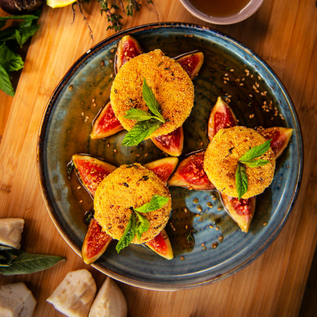 Hrskavi pohani sir i smokve u sirupu sa sezamom