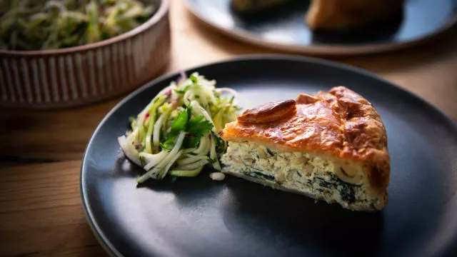 Malteška pita od ricotte, špinata i pinjola sa salatom od korabice