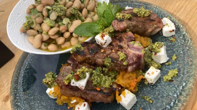 Janjetina s pistacijama i fetom, pire od pečene tikve i malteška salata od bijelog graha