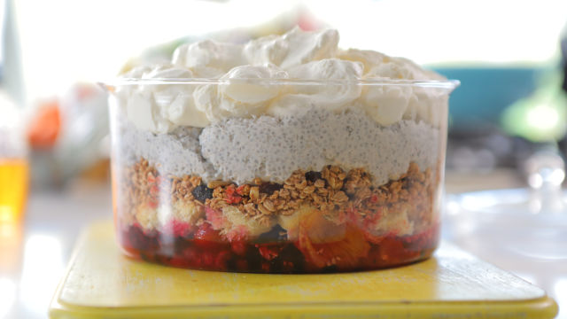 Trifle od chije, jogurta i granole