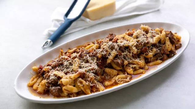 Domaći cavatelli sa sporo kuhanim raguom od svinjetine