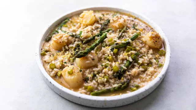 Rižoto od šparoga i jakobovih kapica