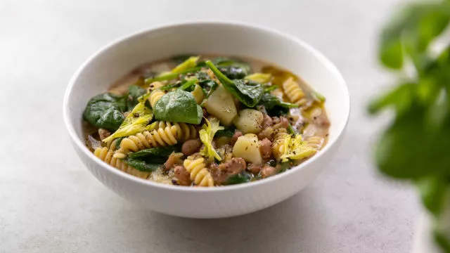 Fusilli s krumpirom, grahom i mladim špinatom iz jednog lonca