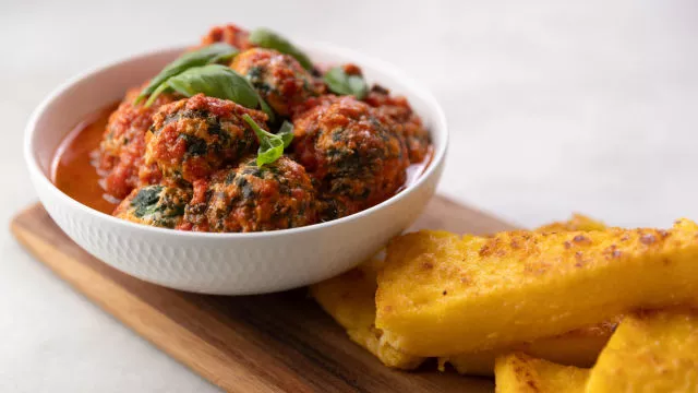 Gnudi od ricotte i špinata s prepečenom palentom