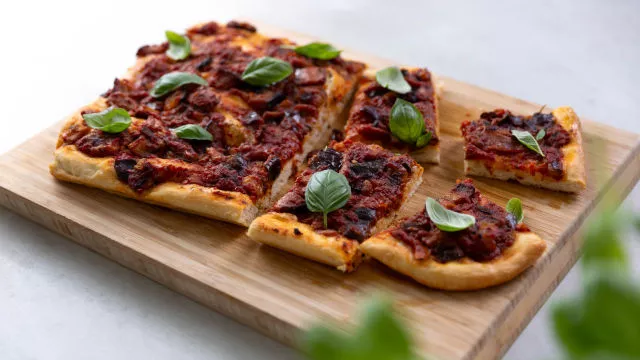 Veganska pizza al trancio s pečenim patlidžanom