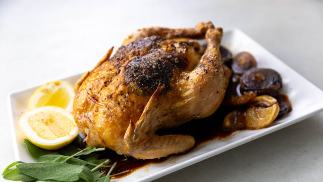 Pečeno pile punjeno pancetom, kaduljom i limunom