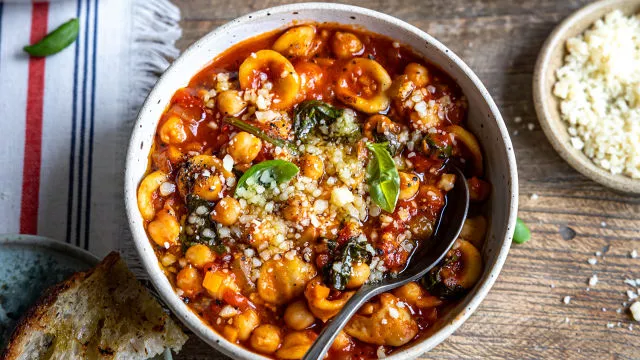 Juha od rajčice i slanutka s tjesteninom orecchiette