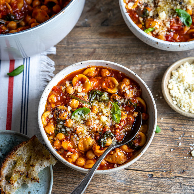 Juha od rajčice i slanutka s tjesteninom orecchiette