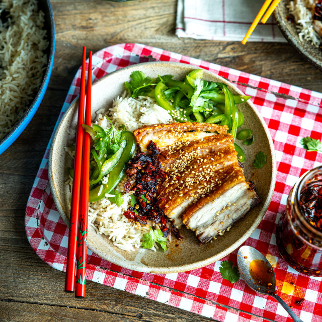 Hrskavo carsko meso s pikantnom rižom i salatom od kupusa