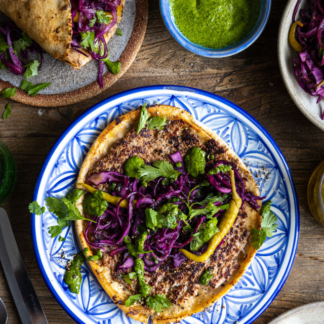 Pogačice s mljevenom janjetinom, zhougom i ukiseljenom salatom od kupusa