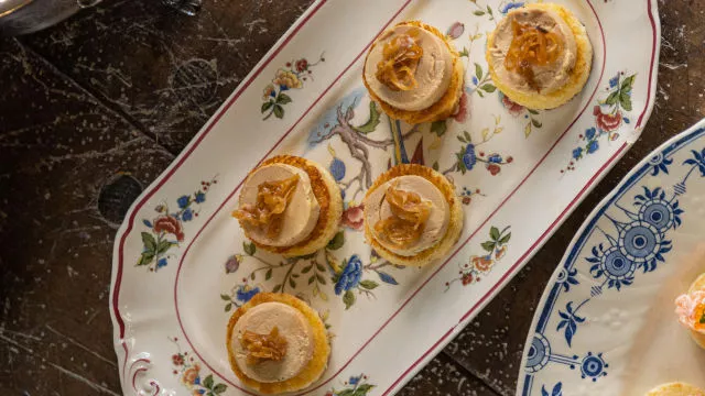 Kanapei s foie gras i karameliziranim lukom