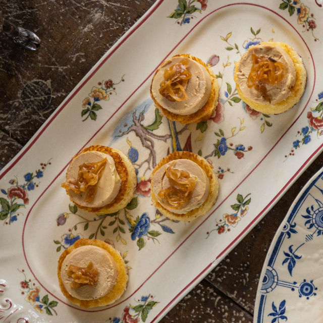 Kanapei s foie gras i karameliziranim lukom