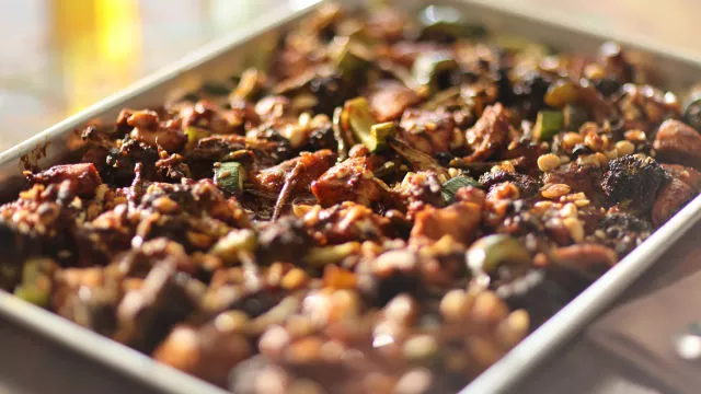 Piletina s pečenim kikirikijem u tepsiji