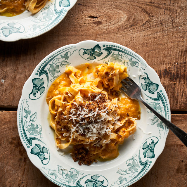 Tagliatelle s tikvom, kestenima, češnjakom i pangrattatom od kadulje