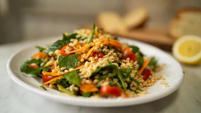 Salata od pšenice, rajčica i sirovih šparoga